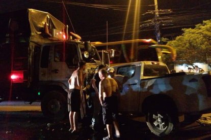 La camioneta quedó incrustada en la parte frontal del camión.