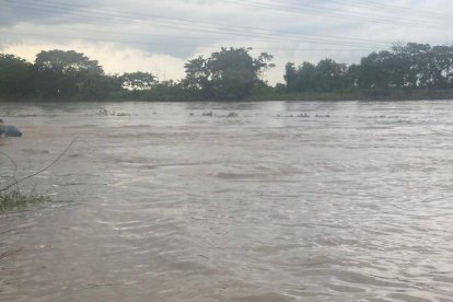 Los uniformados que participan en la búsqueda son expertos en buceo.