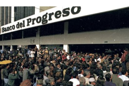 En 1999, miles de ecuatorianos protestaron contra el feriado bancario y la crisis económica.