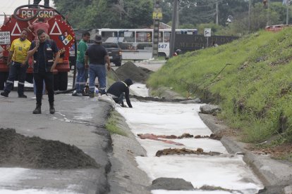 Estero Salado en riesgo por derrame de combustible.