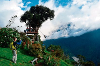Baños de Agua Santa, situada en los flancos externos de la cordillera oriental de los Andes, en las faldas del volcán Tungurahua.