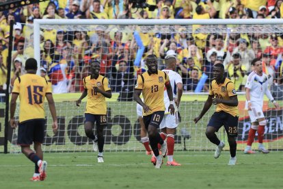 Enner Valencia (c) celebró su gol junto al resto de sus compañeros en el partido de Ecuador ante Venezuela