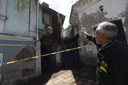 Alrededor de la casa ubicada en Chimbacalle se colocó una cinta de peligro. Aún hay riesgos.