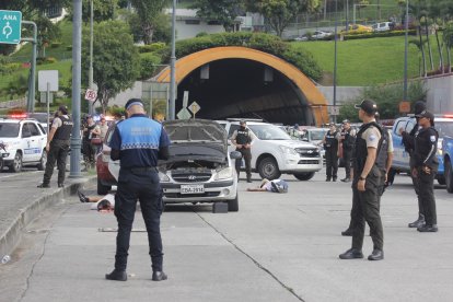 Los cuerpos quedaron sobre la calzada de esta transitada vía del centro-norte de Guayaquil.