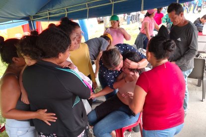 Bajo una carpa situada a 100 metros del puente colapsado, los familiares de los desaparecidos lloraban desconsolados.