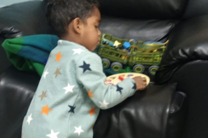 Su padre está vendiendo encocado para salvar la vida de su hijo.