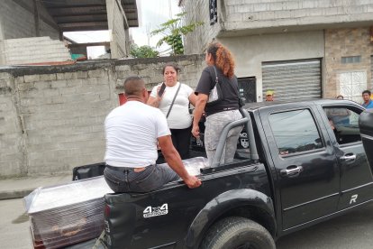 Momentos en que los restos de una de las víctimas fueros retirados de la morgue.