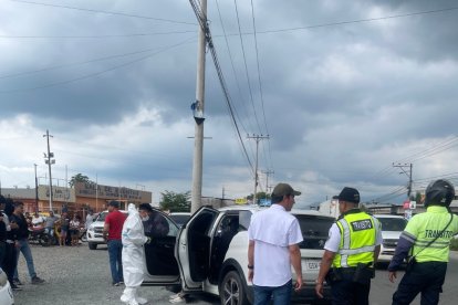 Agentes policiales recogen indicios en el último ataque armado en Naranjal.