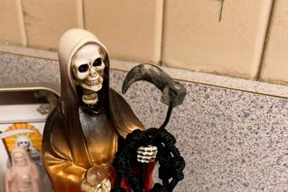 Una esfigie de la Santa Muerte  fue hallada en una intervención en Durán.