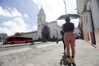 Las chicas están dispuestas a atender a clientes de la tercera edad.