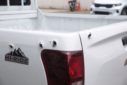 El vehículo policial presenta varios impactos de proyectil.