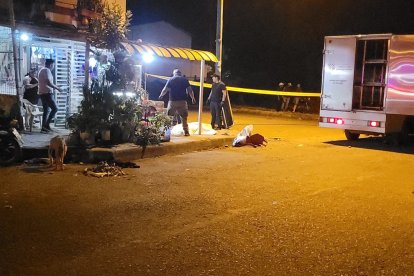 Los atacantes sorprendieron a la pareja y al amigo con quien estaban en el exterior del domicilio.