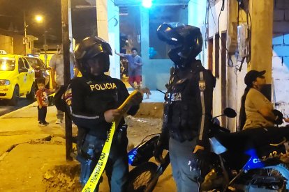 Agentes inspeccionaron la zona del ataque, en la calle 18 de Agosto.