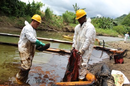Pese a los trabajos desplegados, en la zona donde se produjo el derrame del crudo la situación sigue siendo crítica.