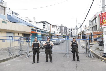 Policías patrullan la zona para evitar cualquier tipo de incidente.