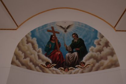 El mural que representa a la Santísima Trinidad es elaborada por artista de Ibarra.