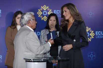 Debate Presidencial Ecuador: Ruth del Salto recibió sobres con preguntas como moderadora.