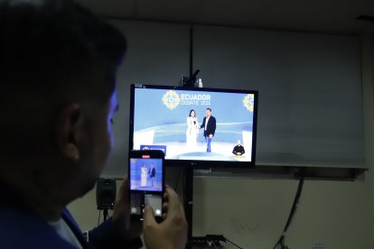 Luisa González y Daniel Noboa debaten antes de las elecciones presidenciales de Ecuador 2025.