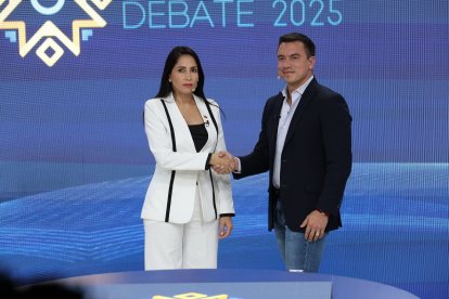 Luisa González y Daniel Noboa en su saludo inicial del debate del 23 de marzo.