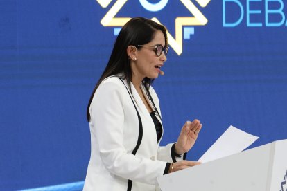 La candidata se puso y se sacó los lentes durante algunas de sus intervenciones.