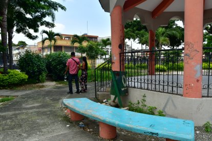 Las estructuras están llenas de grafitis y pintura desgastada en el Parque Los Esteros.