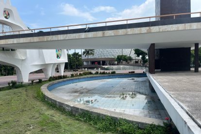 El parque Forestal presenta un aspecto limpio y bien mantenido, pero en las proximidades del Teatro Centro Cívico, una pileta muestra signos de deterioro.