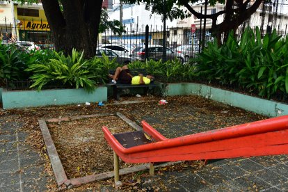 Ciudadanos acostumbran a dormir en las bancas del parque Chile, a cualquier hora del día, según ciudadanos.