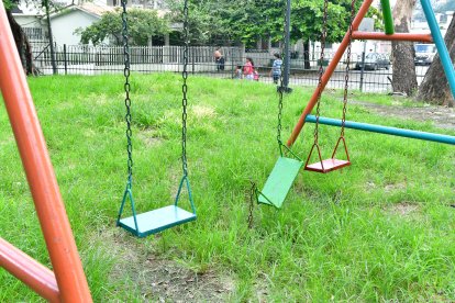 El Parque Central de La Atarazana luce invadido por la maleza y con juegos en mal estado.