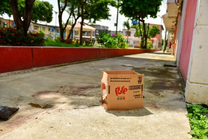 Pusieron una vela dentro de un cartón como señal de luto.