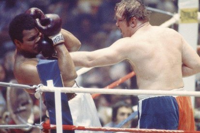 En el octavo asalto, Ali cayó por unos segundos ante Chuck Wepner, el Rocky de la vida real.