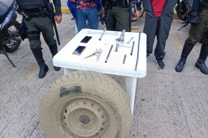 Esta llanta la habrían robado una hora antes de ser detenidos.