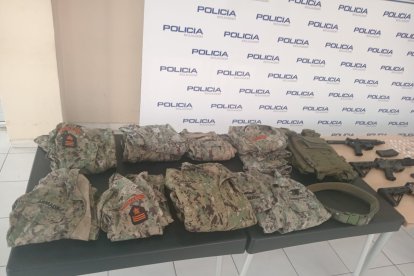 Entre las evidencias se encontraron varios chalecos de militares.