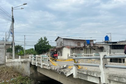 El puente del barrio Justicia Popular sufrió graves daños tras la detonación de un explosivo.