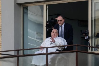 El Papa Francisco en su primera aparición desde su ingreso al hospital.