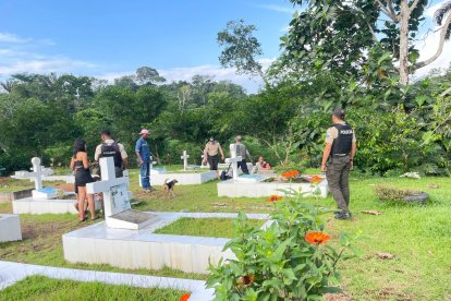 Los agentes llegaron hasta el cementerio de Flor de Oriente, en El Coca, Orellana, para las pericias.
