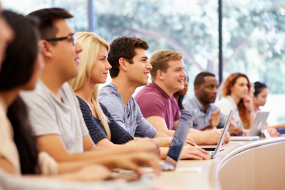 Profesionales en medicina, ingeniería y educación: las tres carreras que más contribuyen al bienestar de la sociedad ecuatoriana según la Inteligencia Artificial.