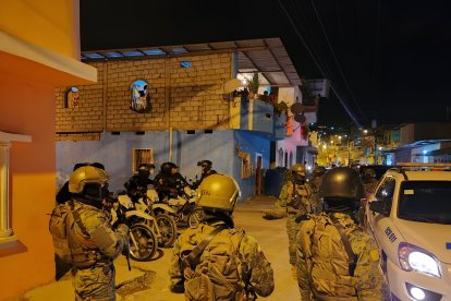 Efectivos de la Policía Nacional y de las Fuerzas Armadas acudieron al sitio.