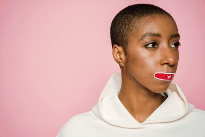 ONUSIDA alerta que el cierre de clínicas y despidos de personal de salud agravan la crisis del VIH en diversas regiones.