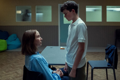 (De izquierda a derecha) Erin Doherty como Briony Ariston y Owen Cooper como Jamie Miller en 'Adolescence', en una de las escenas del capítulo 3