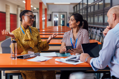 Los educadores desempeñan un papel crucial en la formación de las futuras generaciones.
