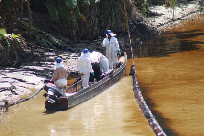 Los esfuerzos para contener el derrame de crudo en Esmeraldas también vinieron desde la población civil.