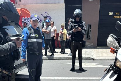 Ambos sujetos aprehendidos afuera del Quicentro Norte, en Quito, sabrían robar en otros centros comerciales.
