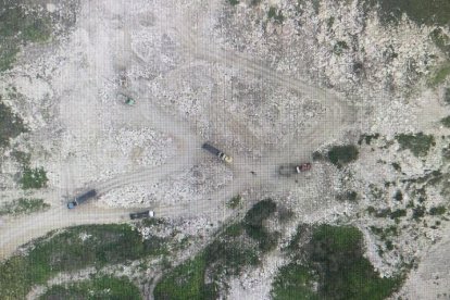 Con drones se pudo ver el trabajo de las volquetas en Cerro Blanco.