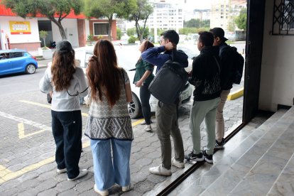 Algunos jóvenes optan por cursos preuniversitarios para prepararse para los exámenes.