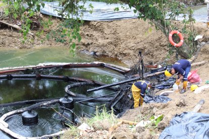 Personal técnico de Petroecuador se encuentra en el puente de Viche, realizando labores de contención.