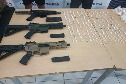 Las evidencias que encontraron en casa del detenido.