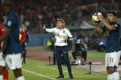 Sebastián Beccacece dando indicaciones a la selección de Ecuador en el partido contra Chile, en Santiago