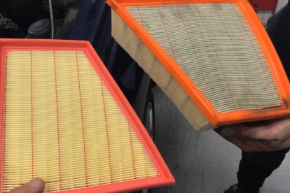 La diferencia entre un filtro nuevo y uno que cumplió su vida útil.