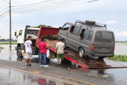Furgoneta contrató una grúa para cruzar al otro lado de la vía con seguridad.