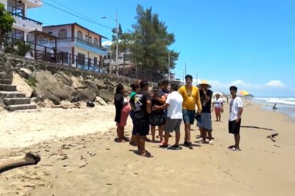 La comunidad se unió en solidaridad por la tragedia con los hermanos que se ahogaron en el mar.